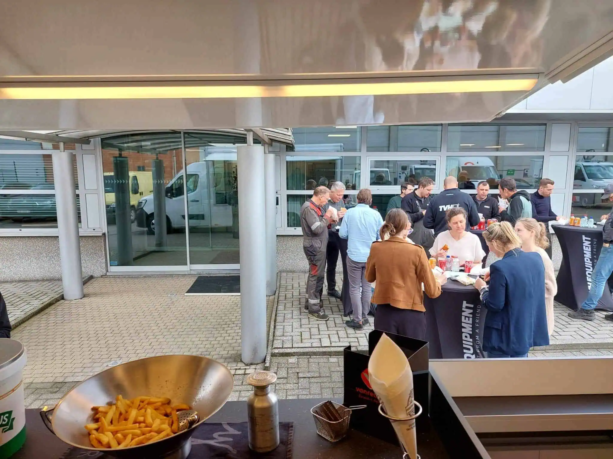 mobiele frituur traktatie personeel 2 mobiele frituur traktatie personeel